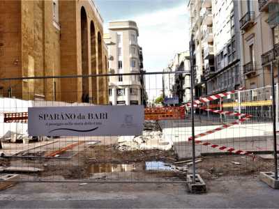 Reti protettive, cartelli di lavori in corso, segnali di pericolo: � questa l�attuale immagine di via Sparano, la principale strada dello shopping barese, fulcro del quartiere Murat. Dal settembre scorso � infatti partito il suo rifacimento